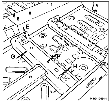 Traverse arrière sous siège avant