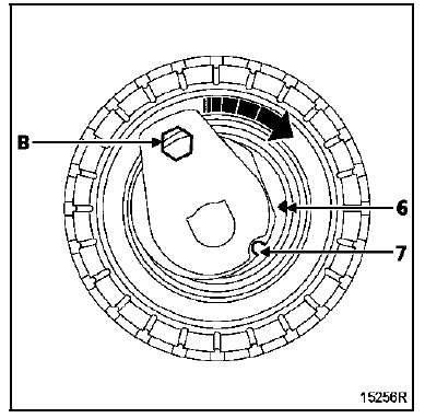 Pré-serrer l'écrou du galet tendeur au couple de