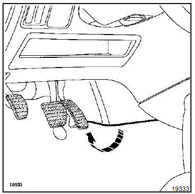 Déposer les quatre vis de maintien du renfort.