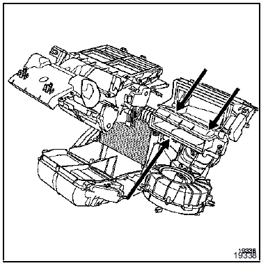 Ouvrir le boîtier répartiteur (F) suivant le schéma cidessous.