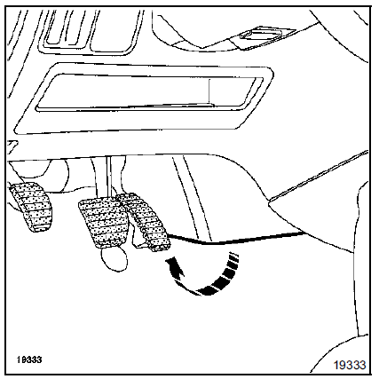 Dégrafer le faisceau électrique sur le flasque de