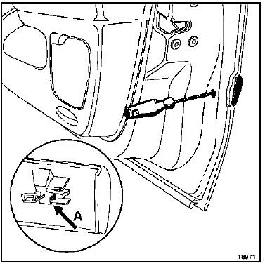 Déposer l'obturateur, puis à l'aide d'un tournevis
