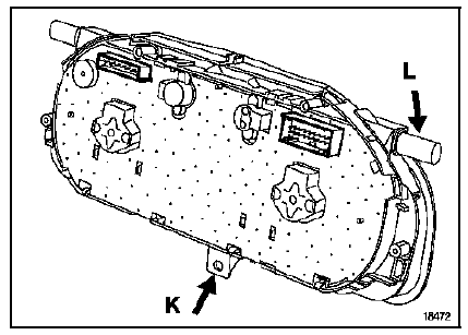 Déposer la vis de fixation du tableau de bord (K).