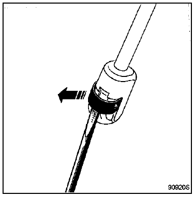 A l'aide d'un petit tournevis plat, écarter les griffes du