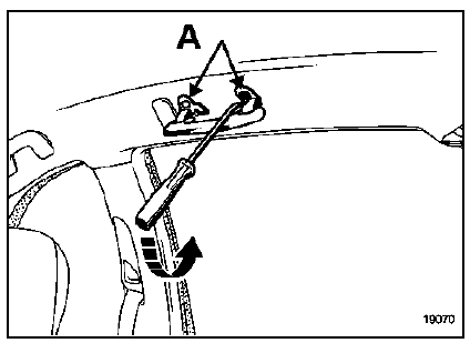 A l'aide de l'outil spécifique, déclipser les deux pions