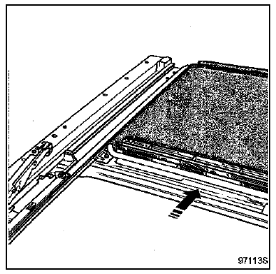 Ecarter la garniture de pavillon en partie arrière sans