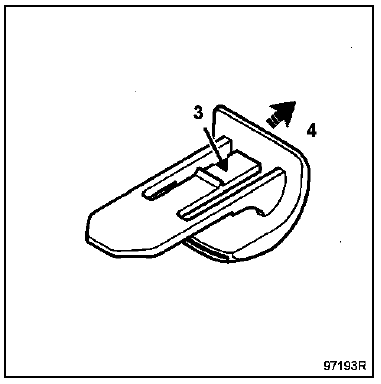Déclipser les deux agrafes situées à l'arrière de la