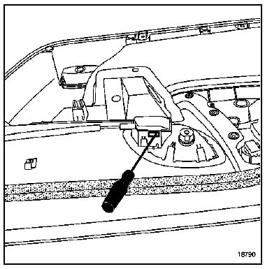A l'aide d'un petit tournevis plat, déclipser le cache de