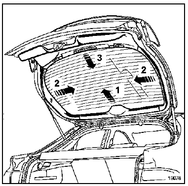 A l'aide de la pince à dégrafer, déposer les garnitures