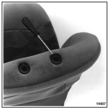 Déposer les repose-tête, puis les caches de guides de