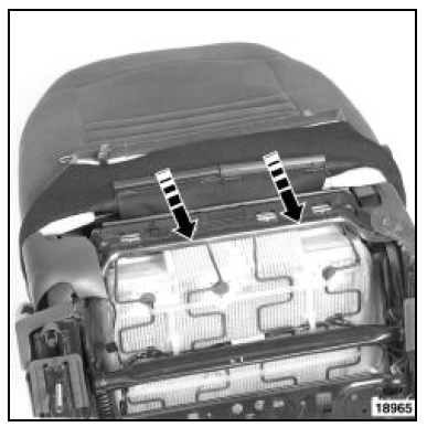 Dégager la bande de retenue arrière de la coiffe de