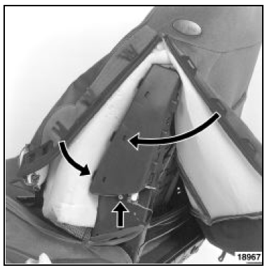 Déclipser les fixations de coiffe sur la cassette d'airbag,