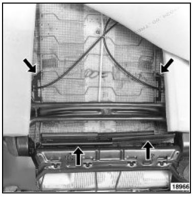 Couper les agrafes de sangle de coiffe assise. Dégager