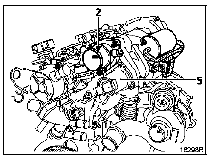 Déposer le tuyau d'EGR et la patte de levage.