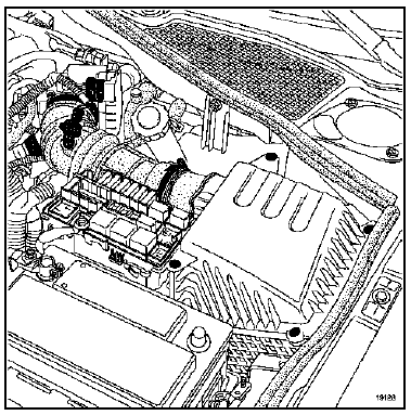 Déposer les quatre vis de fixation du couvercle de filtre