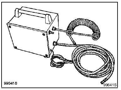 Soulever l'assise de banquette arrière et déposer