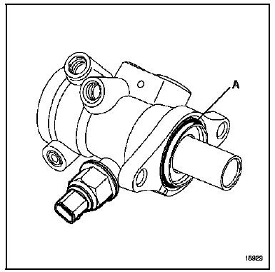Mettre en place le maître-cylindre en alignement avec