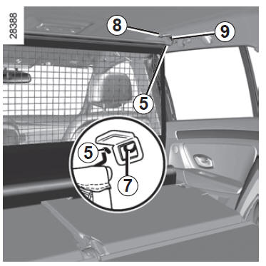Derrière les sièges avant